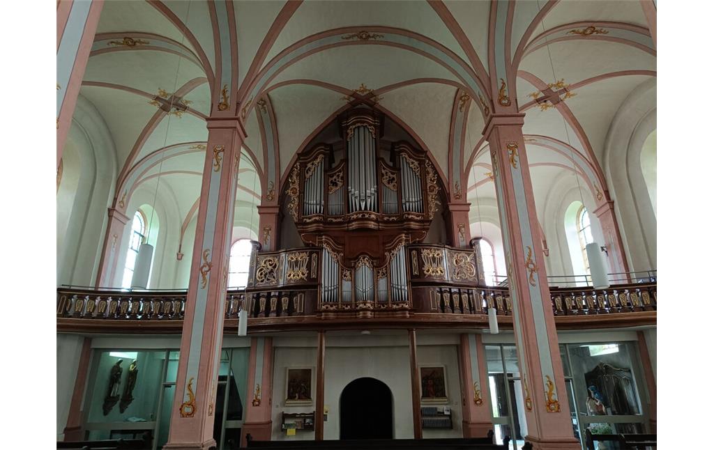 Innenraum mit Blick zur Orgel